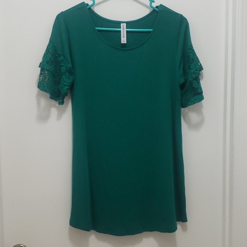 Zenana teal Kelly Green lace sleeve top
